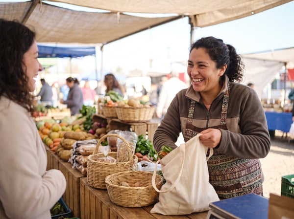 Emprendedora preparando productos para despacho en su negocio