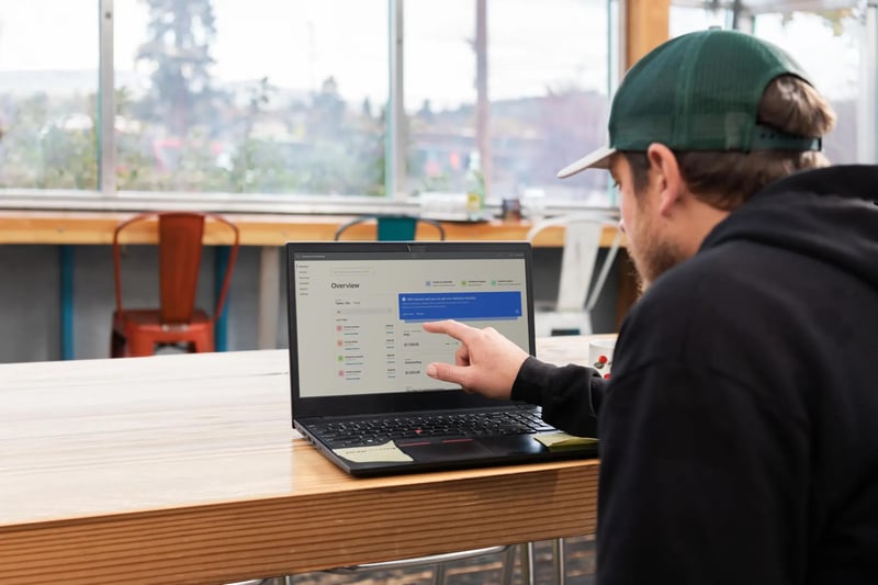 Emprendedor revisando información del negocio desde una plataforma digital.