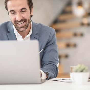 Dueño de pyme aprovechando oportunidades comerciales