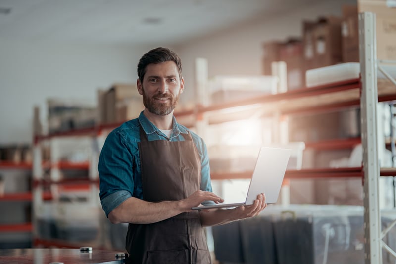 VALOR PYME_FOTOS_male-worker-working-laptop-background-warehouse