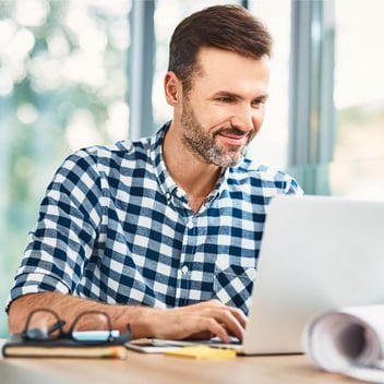 Dueño de tienda online usa distintas técnicas para vender más