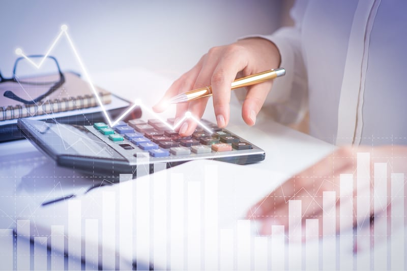 contador-calculando-ganancias-con-graficas-de-analisis-financiero