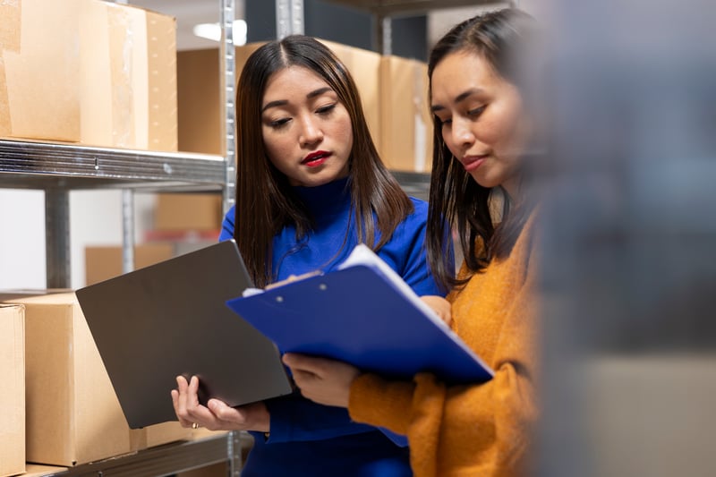 empleados-de-startup-empaquetando-productos-mano-en-un-area-de-envio-de-almacen