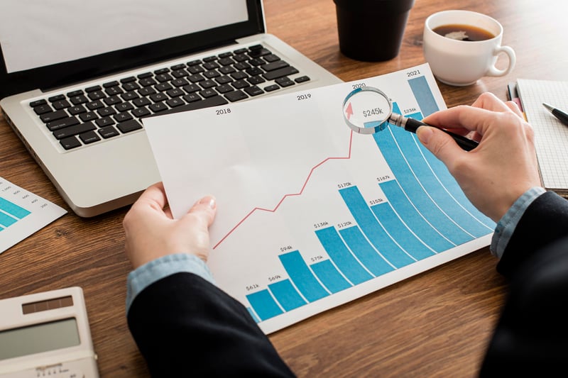 empresario-analizando-tabla-de-crecimiento-en-la-oficina