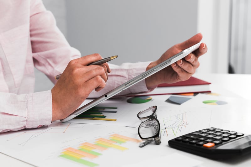empresario-trabajando-en-un-escritorio-de-oficina