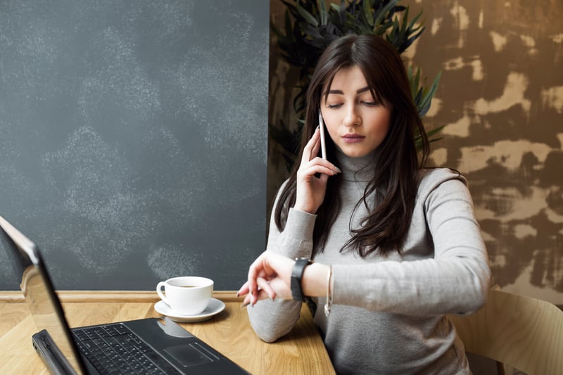 laptop-internet-using-business-computer