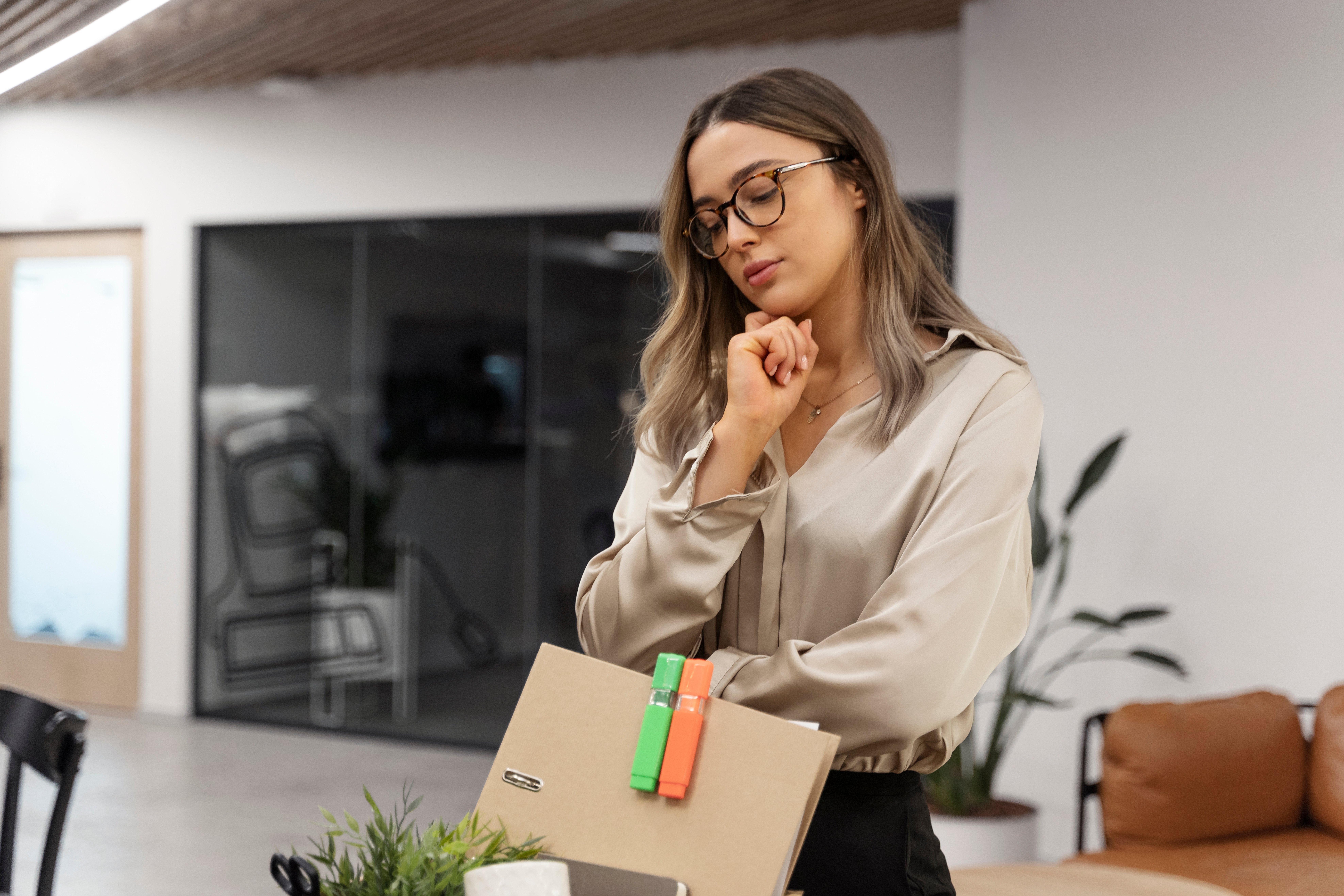 medium-shot-woman-resigning-from-job