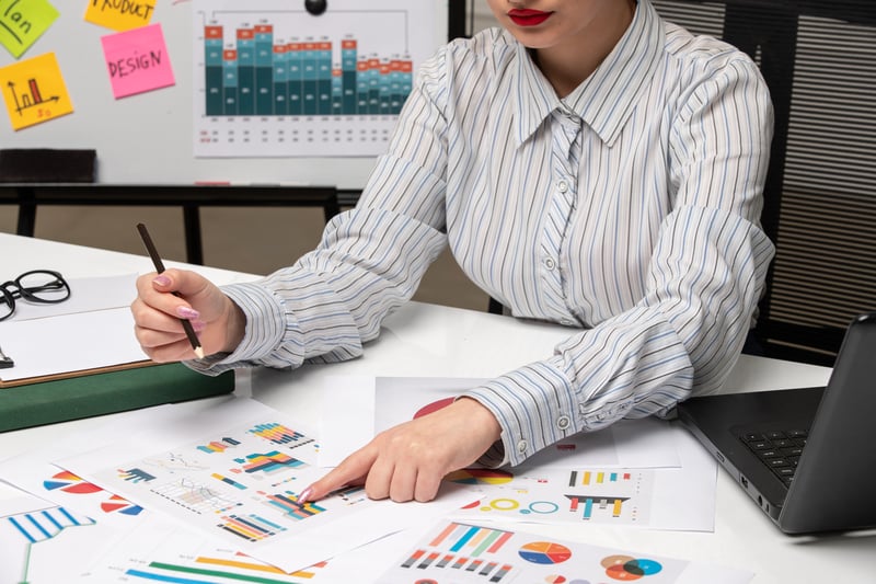 mujer-de-negocios-de-marketing-en-blazer-gris-en-la-oficina-con-computadora-apuntando-las-estadisticas-de-trabajo