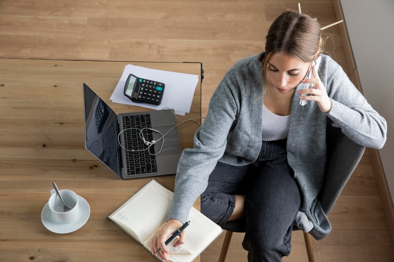 mujer-vista-superior-hablando-por-telefono