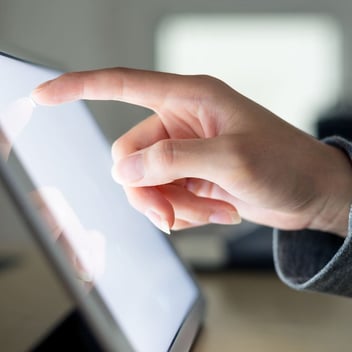 Cliente buscando información online en una tablet