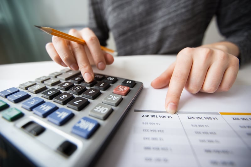 primer-plano-de-manos-contador-contando-en-la-calculadora