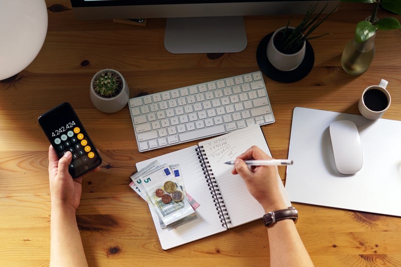 primer-plano-de-un-empresario-que-trabaja-desde-casa-en-sus-finanzas-y-ahorros-personales