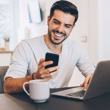 Hombre revisa la red social de su negocio en celular