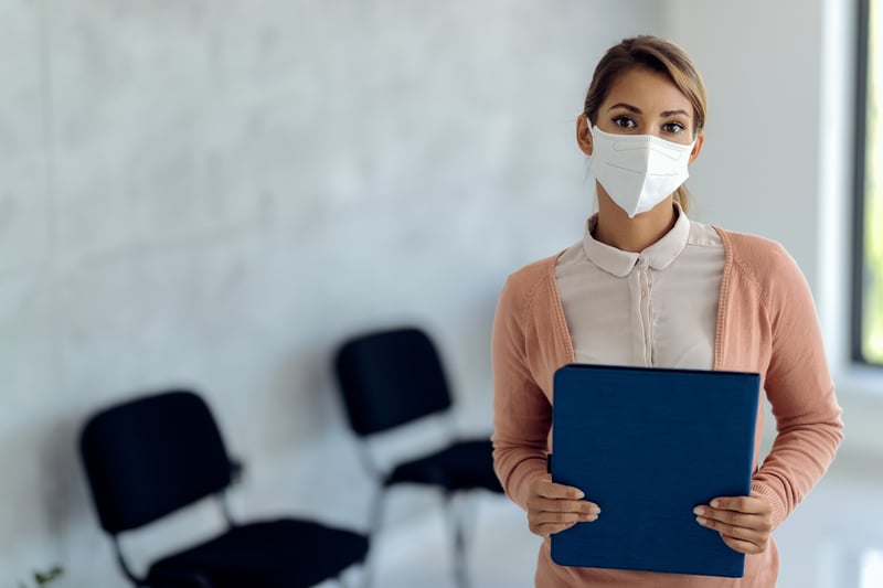 retrato-de-joven-empresaria-con-mascarilla-esperando-una-entrevista-de-trabajo