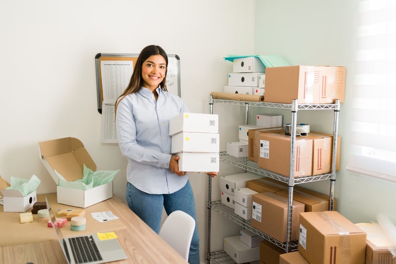 tengo-un-negocio-en-crecimiento-retrato-de-una-bella-empresaria-sonriendo-y-haciendo-contacto-visual-mientras-prepara-paquetes-listos-para-enviar-los-clientes