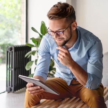 Líder de pyme revisa en tablet una plataforma de análisis de datos