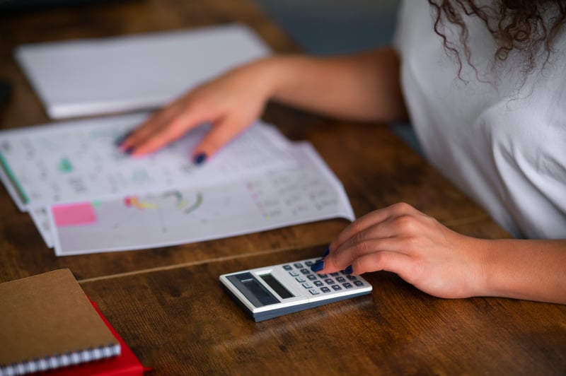 vista-lateral-mujer-trabajando-como-economista