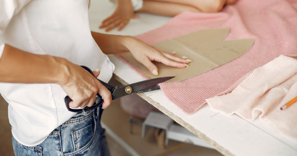 Joven trabaja en su negocio de diseño de ropa
