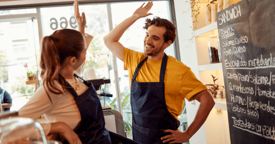 Dueños de cafetería celebran éxito de su negocio