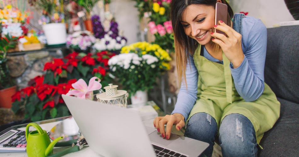 dueña de florería conversa por teléfono