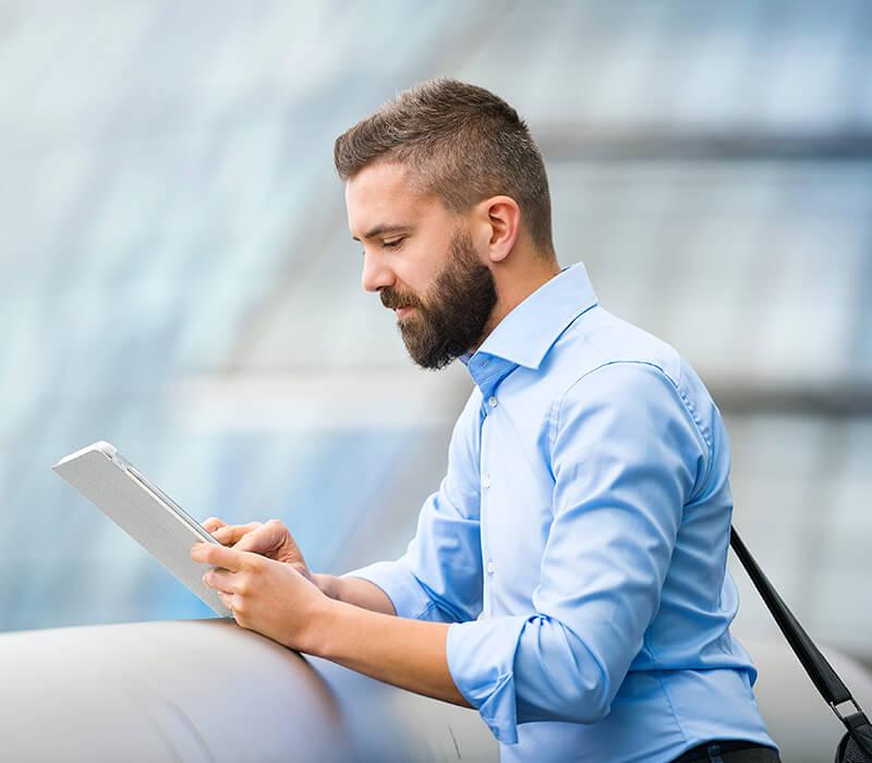 Hombre revisando blog de Valor Pyme