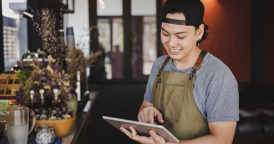 joven emprendedor busca proveedores en tablet