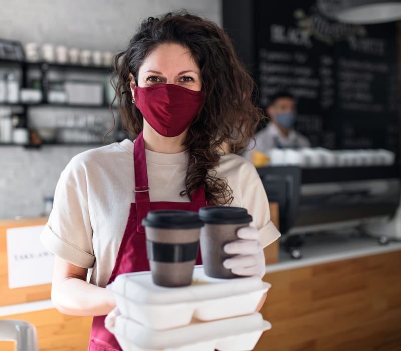 waitress-with-packed-take-away-food-and-coffee-loo-HGZGSPU (1)